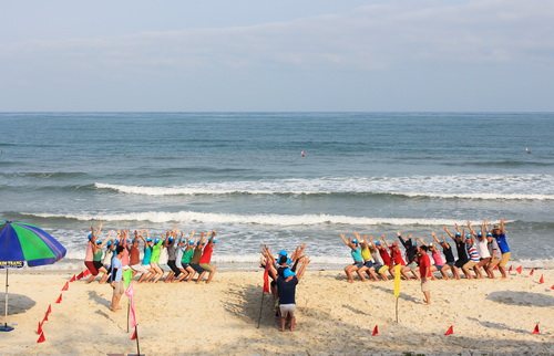 Hoạt động teambulding trên bãi biển Sơn Hào góp phần kết nối các thành viên trong chương trình famtrip khám phá Quan Lạn.